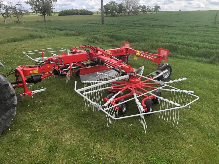 L'andaineur à double rotor Agram Hay Row Jet 8002 ramasse sur 8 mètres d'envergure.