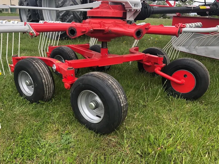 L'andaineur Agram Hay Row Jet 8002 bénéficie de six roues sous chaque rotor.