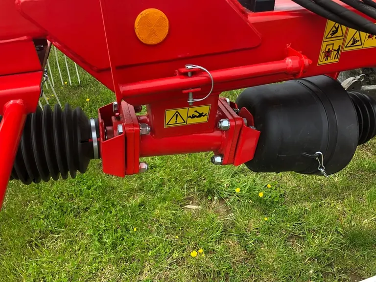 Une sécurité à cames protège la chaîne cinématique de l'andaineur Agram Hay Row Jet 8002.