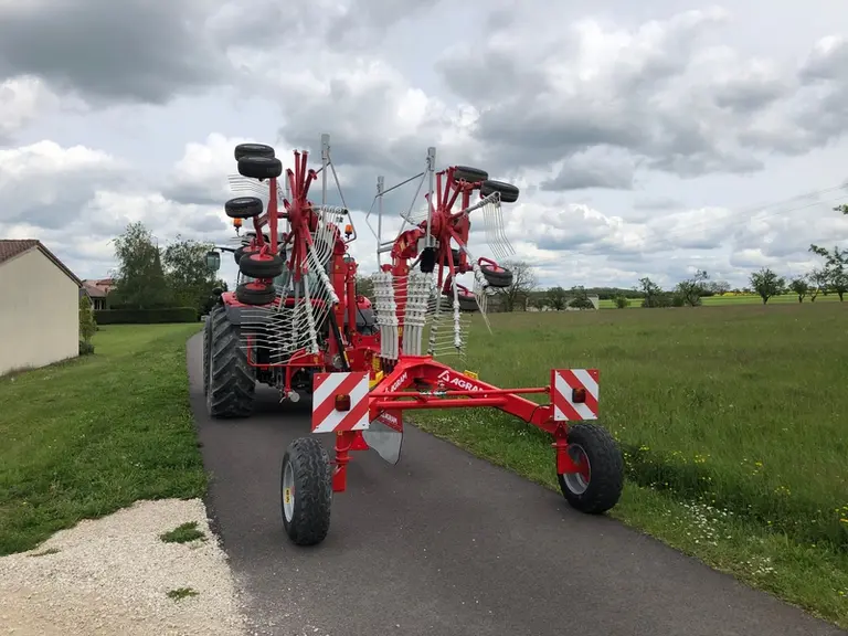 L'andaineur à double rotor Agram Hay Row Jet 8002 pèse 1 950 kg.