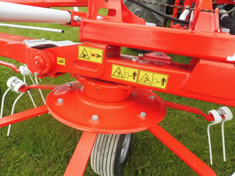 Les faneuses portées Agram Jet Fan 776 et 908 sont respectivement dotées de 7 et 6 bras porte-dents.