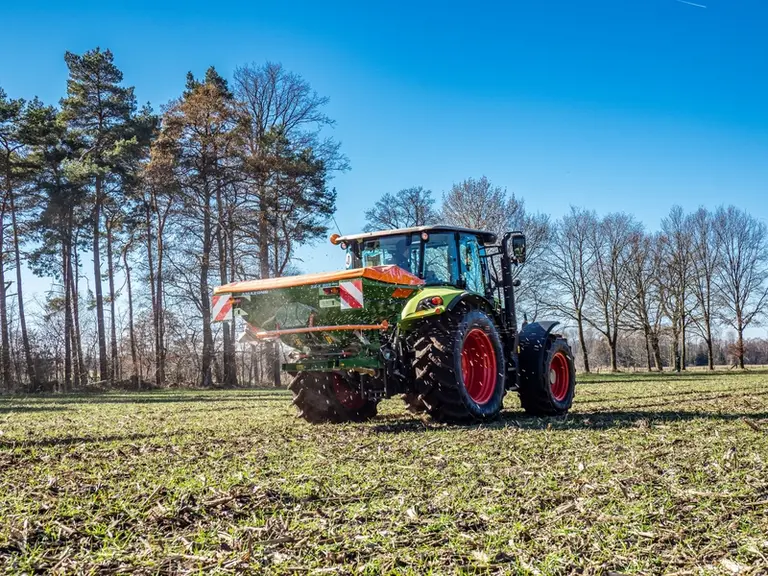Les épandeurs d'engrais Amazone ZA-X présentent une largeur de travail allant de 10 à 18 m.
