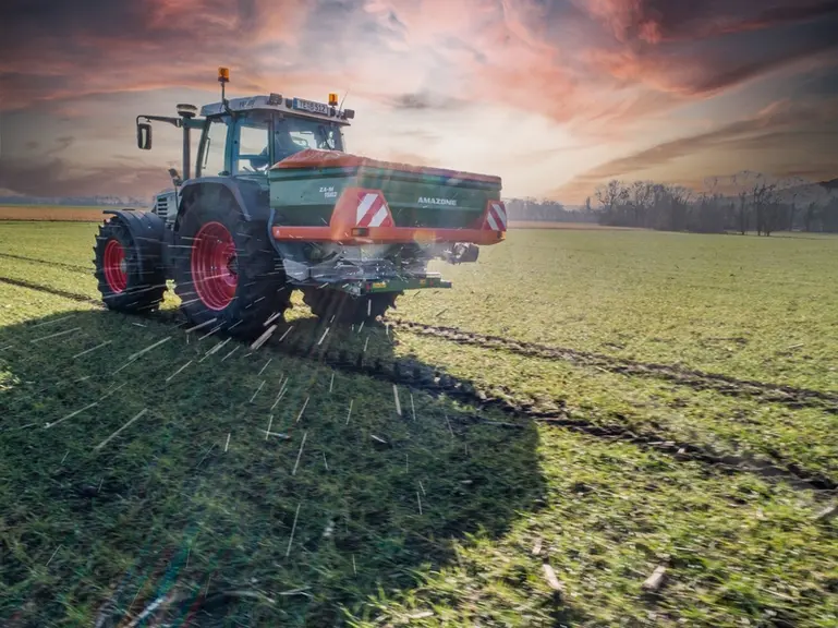 Les épandeurs d'engrais Amazone ZA-M présentent une largeur de travail allant de 10 à 36 m.