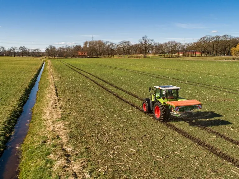 Les épandeurs d'engrais Amazone ZA-X sont disponibles en capacité allant de 500 à 1 750 litres.