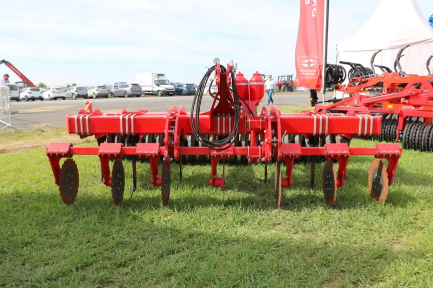 Le décompacteur Sub-Tiller Stealth d' He-Va intègre une rangée de disques ouvreurs à l'avant à réglage hydraulique.
