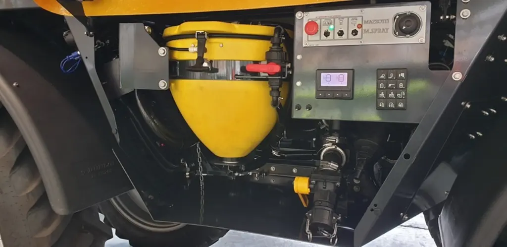 Le bac d'incorporation John Deere monté sur les pulvérisateurs automoteurs Mazzotti MAF présente une capacité de 50 litres.