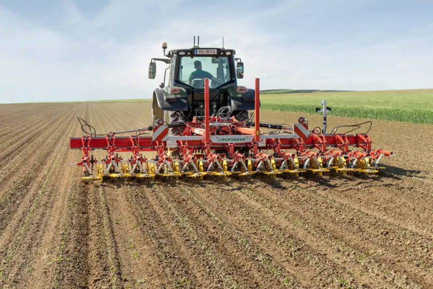 La bineuse Flexcare V de Pöttinger peut intervenir sur des cultures de 25 à 160 cm d'interrang. © Pöttinger