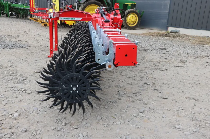 La houe rotative Rotacare de Pöttinger utilise une poutre de 180x180 mm sur laquelle sont fixées les étoiles. Des supports permettent d'accueillir des