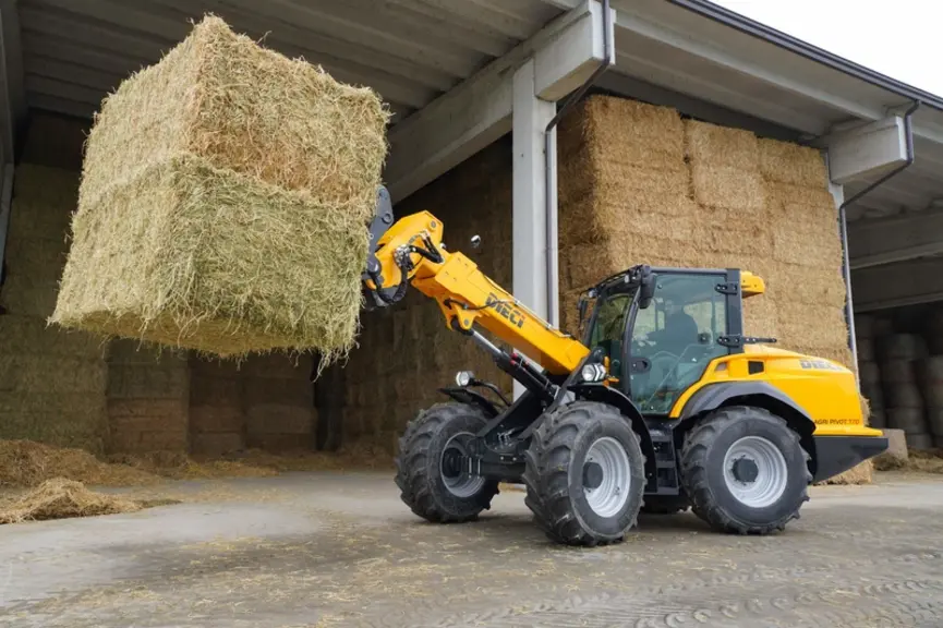La chargeuse articulée à bras télescopique Dieci Agri-Pivot T70 est animée par un moteur quatre cylindres Perkins de 115 chevaux.