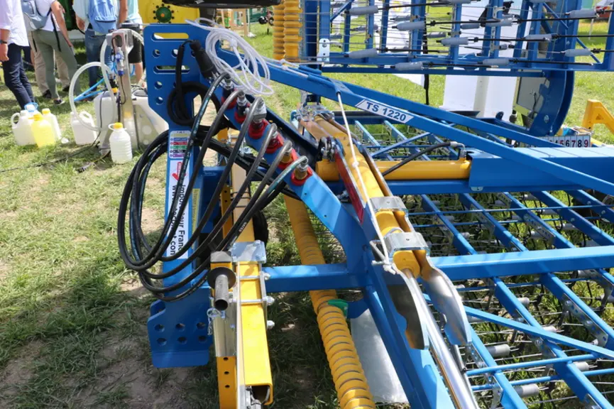 La herse étrille portée Treffler TS dispose d'une nouvelle tête d'attelage renforcée.