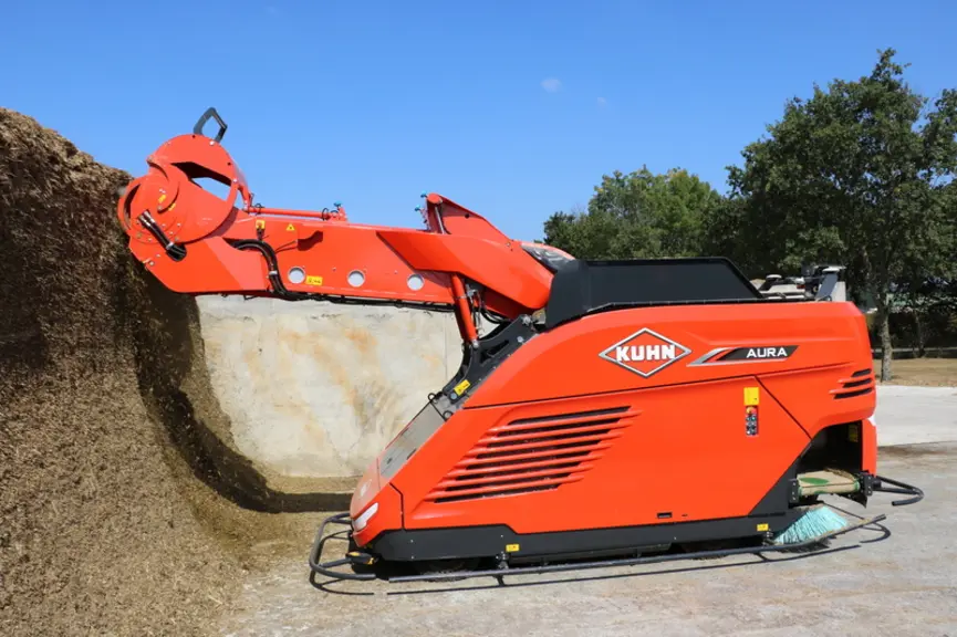La mélangeuse automotrice autonome Kuhn Aura est dotée d'une fraise de 60 cm de large et d'un convoyeur monté sur support coulissant pour se déplacer