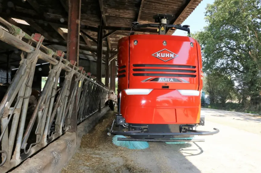 La mélangeuse automotrice autonome Kuhn distribue à l'aide d'un tapis transversal et peut repousser en même temps à l'aide d'une des deux brosses rotatives