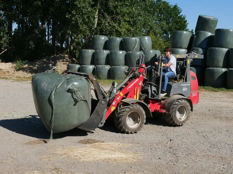 Le valet de ferme Weidemann eHoftrac 1160 est doté du système repliable EPS permettant l’accès aux bâtiments bas, tout en proposant une protection ant