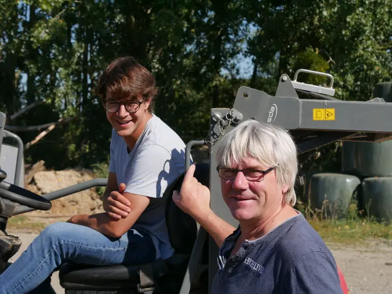Clément Valienne et Franck Houssais apprécient le silence de l'engin de manutention.
