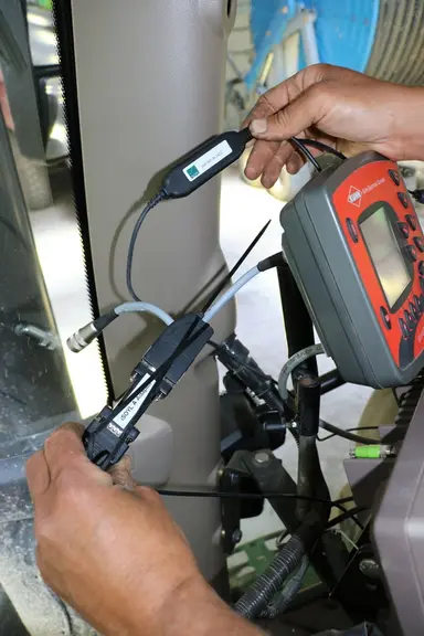 Soyl fournit toute la connectique pour brancher relier le boîtier du semoir avec l'iPad pilotant la modulation.