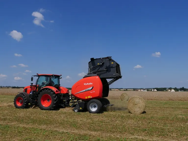 La presse Kubota BV 5200 Plus confectionne des balles rondes de 60 cm à 2 m de diamètre.