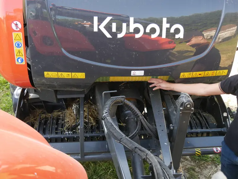 Le déroulement du filet n'est pas très visible depuis la cabine sur la presse à balles rondes Kubota BV 5200 Plus. 