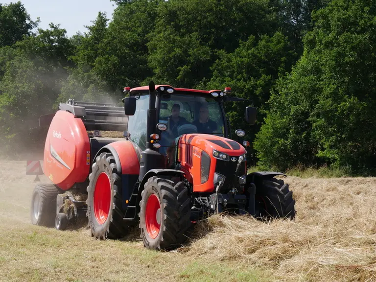 La presse à balles rondes Kubota BV 5200 Plus essayée dispose du pilotage TIM facilitant la conduite en limitant à deux les opérations à réaliser par le chauffeur.