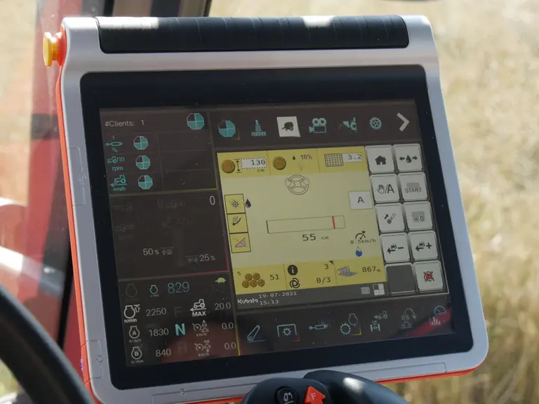 Le pilotage TIM est disponible sur les presses à balles rondes Kubota à chambre fixe ou variable.