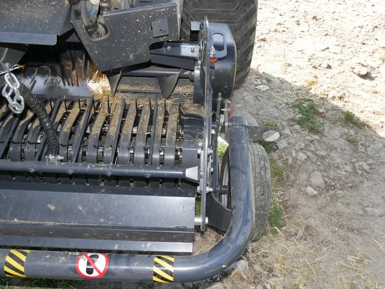 L'entraînement du pick-up de la presse à balles rondes Kubota BV 5200 Plus est réalisé par une chaîne à chaque extrémité, qui est intégrée au dessus des chemins de cames.