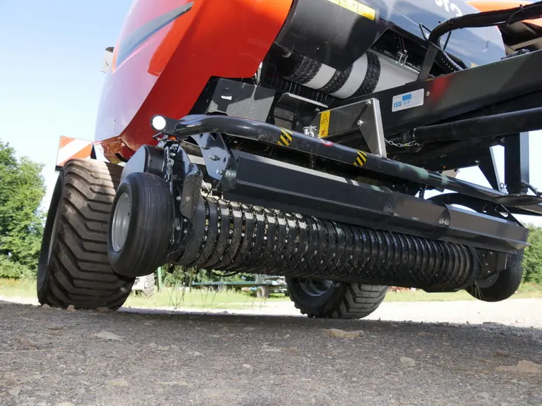 Le pick-up de la presse à balles rondes Kubota BV 5200 Plus affiche une distance entre dents extérieures de 1,86 mètre.