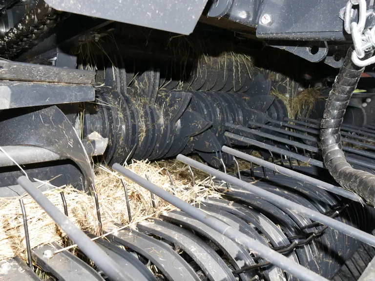 La presse à balles rondes Kubota BV 5200 Plus dispose de vis de recentrage indépendantes du rotor ameneur.