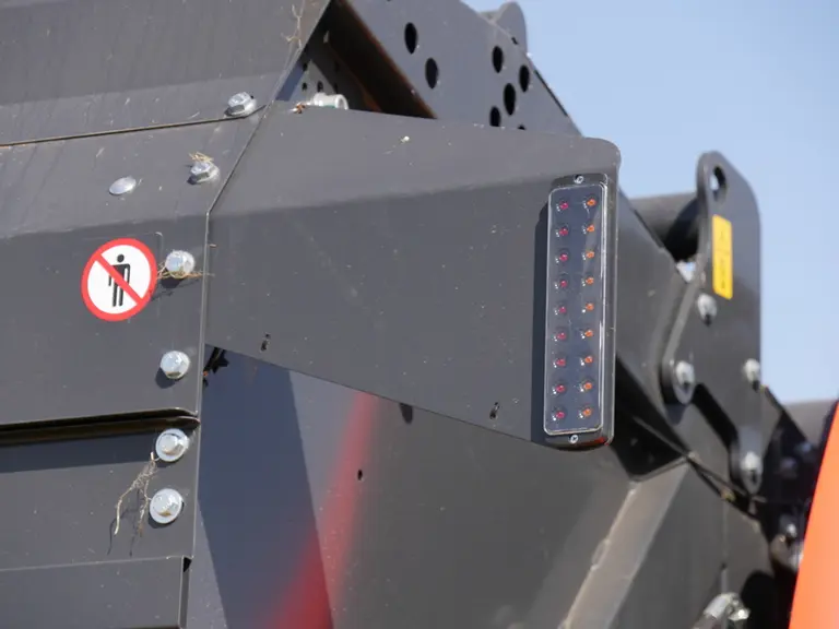La presse à balles rondes Kubota BV 5200 Plus disposent de feux à leds très discrets et fixés en partie supérieure de la porte.