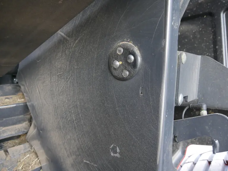 La presse à balles rondes Kubota BV 5200 Plus reçoit en option un capteur d'humidité fixé sur le flanc droit de la chambre.
