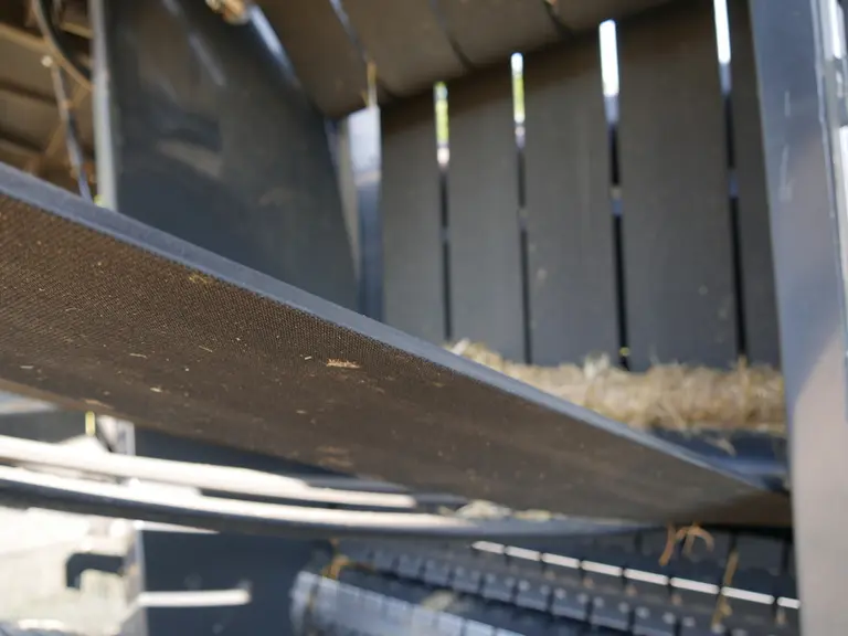 Les cinq courroies sans fin de la presse à balles rondes Kubota BV 5200 Plus sont entraînées par deux rouleaux moteurs.