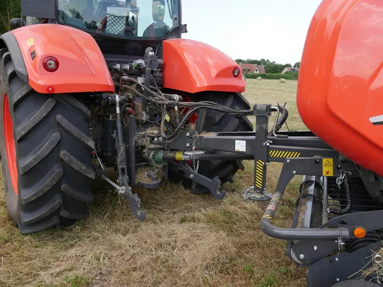 Le timon étroit de la presse à balles rondes Kubota BV 5200 Plus permet de tourner court.