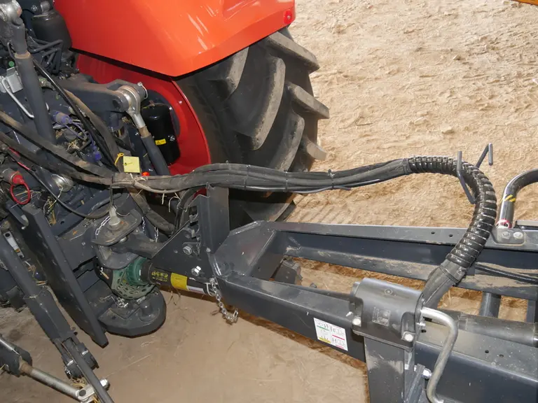 La presse à balles rondes Kubota BV 5200 Plus essayée est équipée d'un attelage haut.