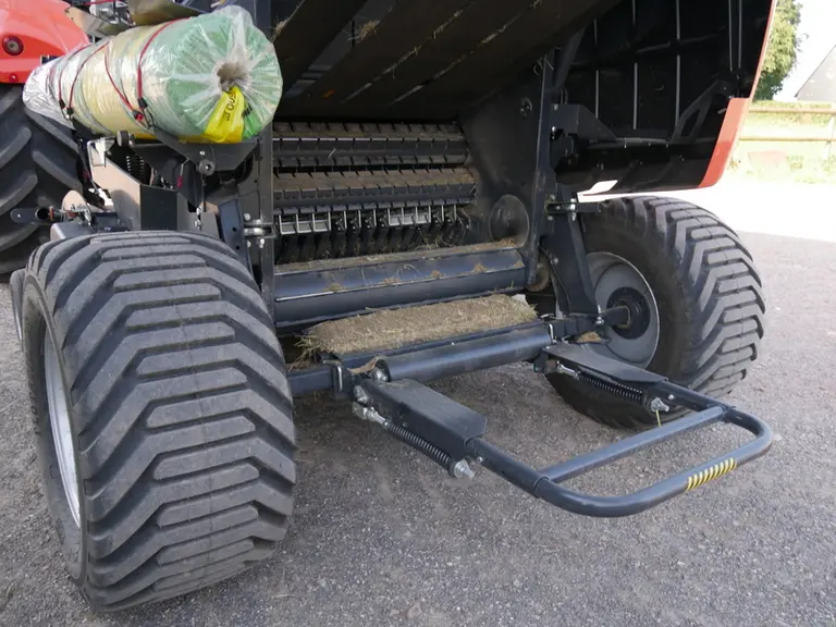 La presse à chambre variable Kubota BV 5200 Plus intègre, avec l'option TIM, un capteur sur l'éjecteur de balle.