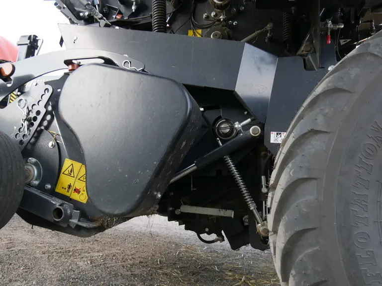 La presse à balles rondes Kubota BV 5200 Plus bénéficie en standard de la trappe de débourrage DropFloor située sous le rotor ameneur.