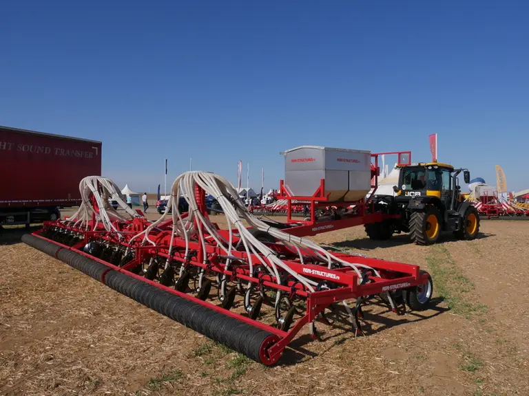 Le semoir à dents Semflex Evo d'Agri-Structures présente une envergure de 12 m en version semi-portée.