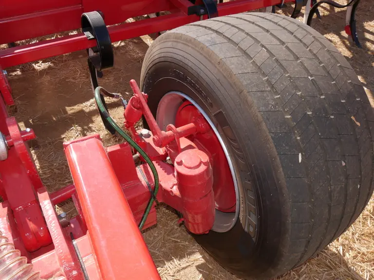 L'essieu directionnel du semoir à dents Semflex Evo d'Agri-Structures permet de corriger la trajectoire en dévers.
