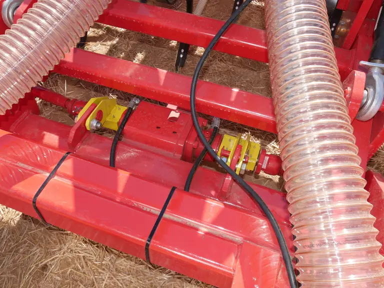 L'essieu directionnel du semoir à dents Semflex Evo d'Agri-Structures se verrouille manuellement pour le transport.
