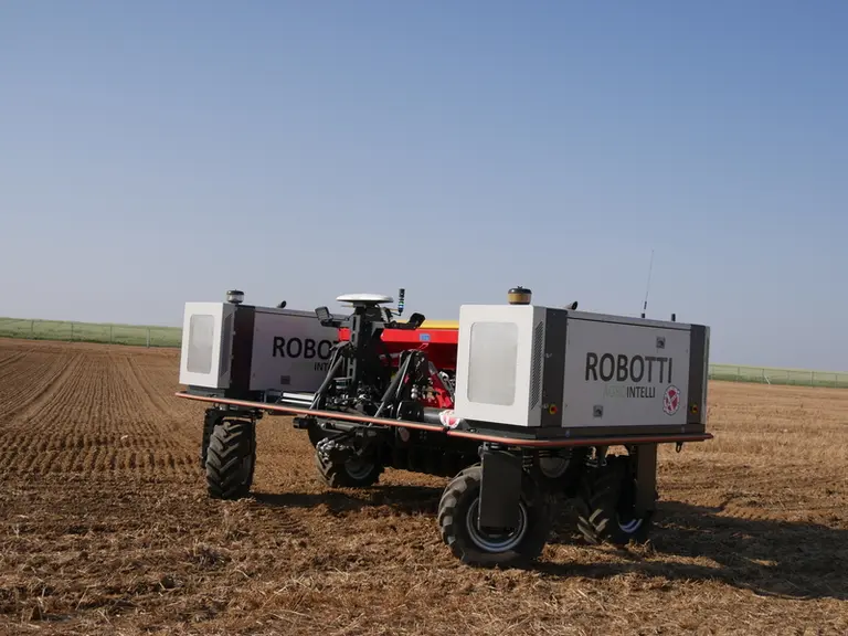 Le porte-outil robotisé Robotti 150D d'AgroIntelli dispose de deux roues directrices, qui lui permettent de faire demi-tour sur place (zéro turn).
