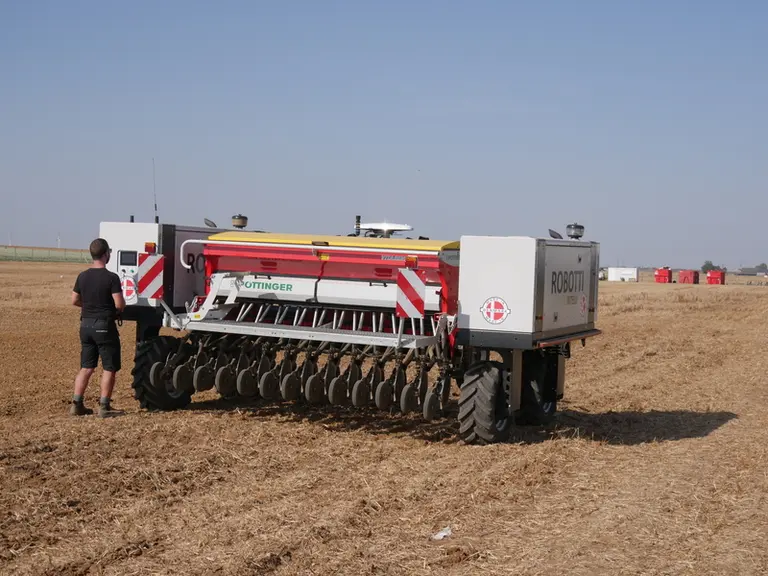 En pilotage manuel, le robot porte-outil Robotti 150D d'AgroIntelli évolue à une allure maximale de 10 km/h.