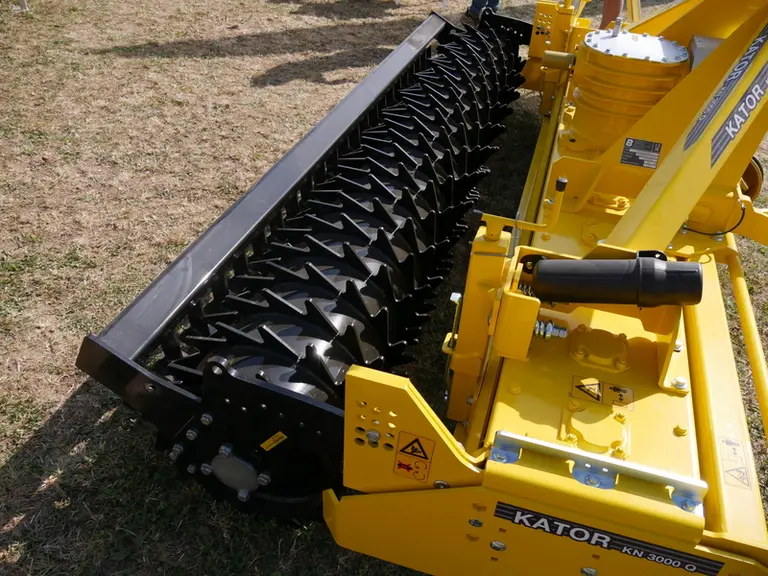 Le rouleau packer des herses rotatives Bednar Kator KN mesure 570 mm de diamètre.