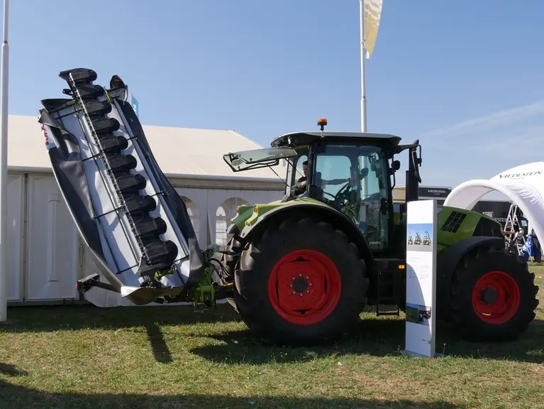 La faucheuse portée Claas Disco 4400 Contour présente au transport une hauteur inférieure à 4 mètres.
