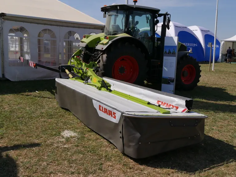 La faucheuse portée Claas Disco 4400 présente une largeur de travail de 4,20 mètres.