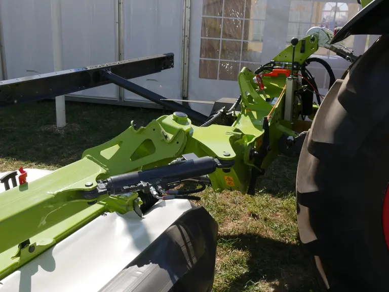 Le vérin de sécurité de la faucheuse portée Claas Disco 4400 est utilisé pour basculer le lamier vers l'arrière, après son repliage vertical.