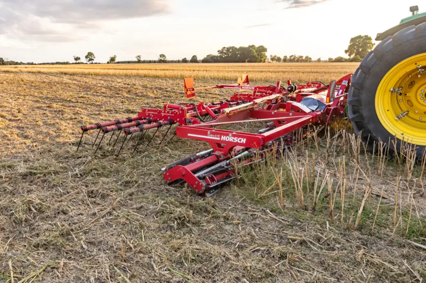 Le rouleau Faca Cultro TC de Horsch est disponible de 3 à 12 mètres d'envergure.