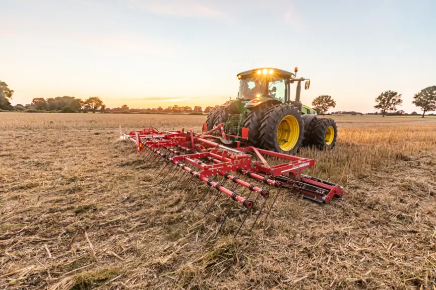 La herse peigne équipant les rouleaux Faca Cultro TC de Horsch répartit les résidus végétaux en surface.