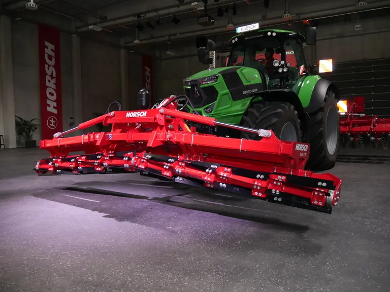 En version frontale, le rouleau Faca Cultro TC de Horsch peut être combiné à un déchaumeur.