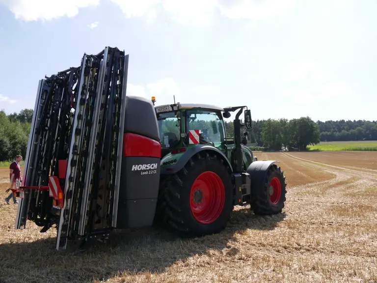 Le pulvérisateur porté Horsch Leeb CS reçoit des rampes en acier mesurant jusqu'à 30 m de large.