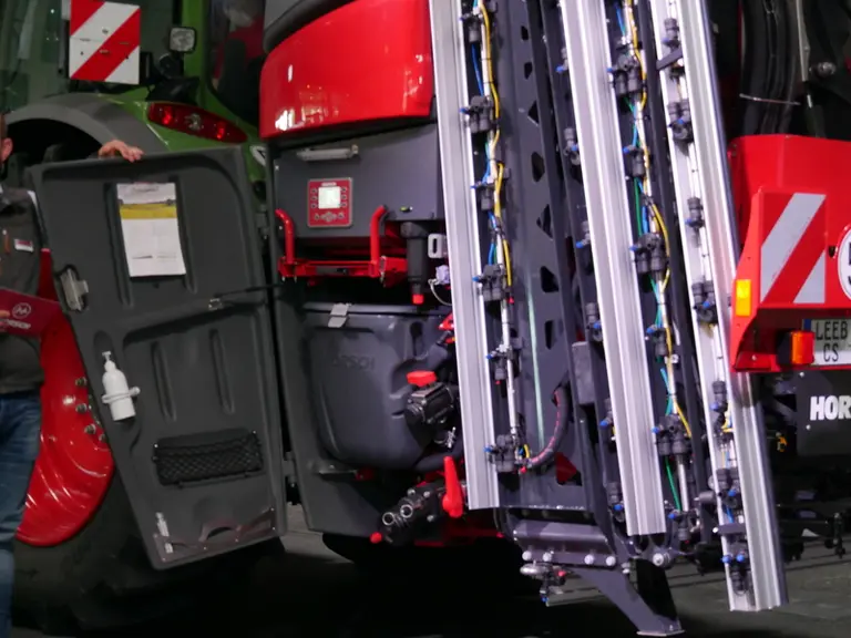 L'espace de mise en œuvre du pulvérisateur porté Horsch Leeb CS est protégé par une porte.