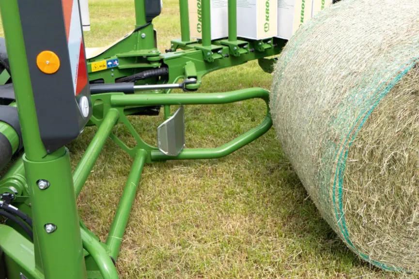 L’enrubanneuse traînée EasyWrap 165 T de Krone intègre un bras de chargement doté d'un capteur de balle.