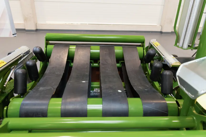 L’enrubanneuse traînée EasyWrap 165 T de Krone reçoit une table à quatre courroies et  quatre (six en option) rouleaux latéraux.