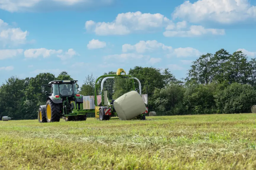 L’enrubanneuse traînée EasyWrap 165 T de Krone bénéficie en option d'un vire-botte actionné hydrauliquement .